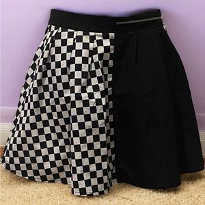 CHECKER AND SOLID PLEATED SKIRT.